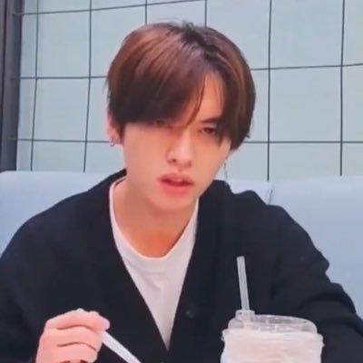 1eebit1O25's profile picture. 고양이가족제비를왜이리좋아해? 🐈🥟