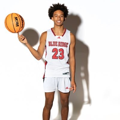 Proud Mother of 3 ❤️ @Braylon14728688 attends Blue Ridge High School ‘27 plays Varsity Football & Basketball University of South Carolina fan