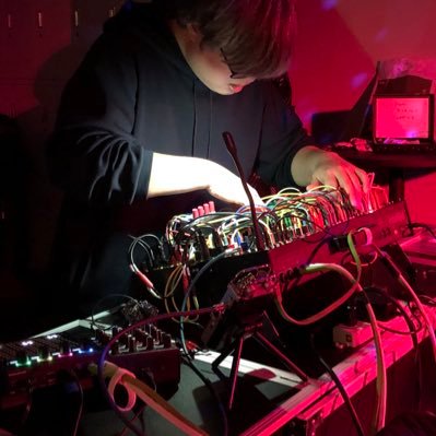 音楽家、サウンドエンジニア(主にマスタリング)、アクースモニウム/モジュラーシンセ奏者、その他諸々。エレクトロ・アコースティック、アンビエント、ドローンがメイン。プレミアリーグはじめ海外サッカーの話題も多め。こちらはあくまで個人アカウントにつきご依頼はスタジオのアカウントまでお願いします→@push_it_studio