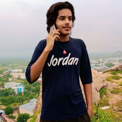 मेरी हिम्मत को परखने की गुस्ताखी न करना,
पहले भी कई तूफानों का रुख मोड़ चुका हु।