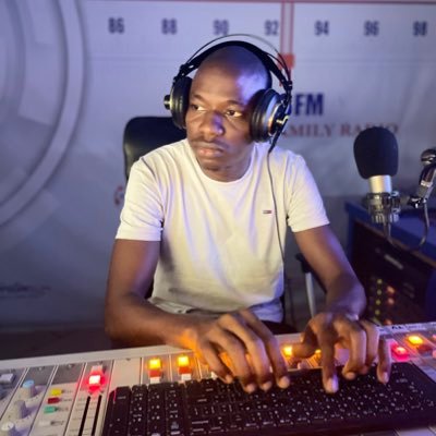 Broadcast journo | Protean. I talk news 📰, athletics 🤸🏽♂️ , chess♟️, swimming 🏊🏽. 🎙️: https://t.co/FdN0CExD8Z