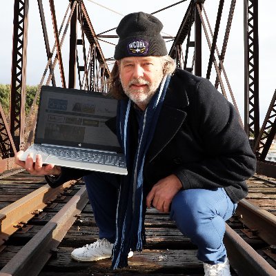 Publisher of first ever daily media outlet covering rural west Ottawa (@WestOnline). Newspaper killer, media veteran of 21 battle-hardened years.
