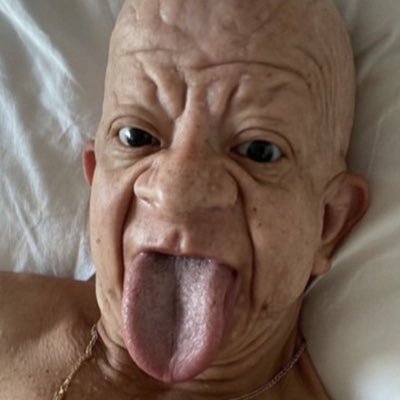 ihateelon19's profile picture. They’re calling him the baron of beer #themidfromminneapolis