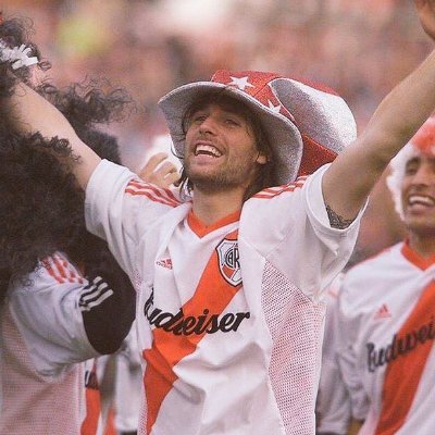 21 años.
Gallina desde la cuna hasta el cajón 🤍♥️🤍
LFC.
