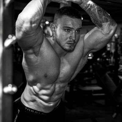 23 year old Mens Physique Athlete
Online and in person coach