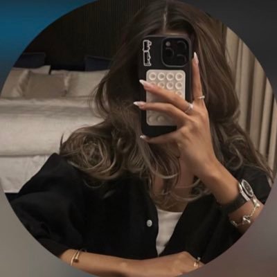 فتاةٌ غارقة في عُزلتها مُمتلئة بذاتها وتفيض بها.🖌🎨 #فنانة_تشكيلية