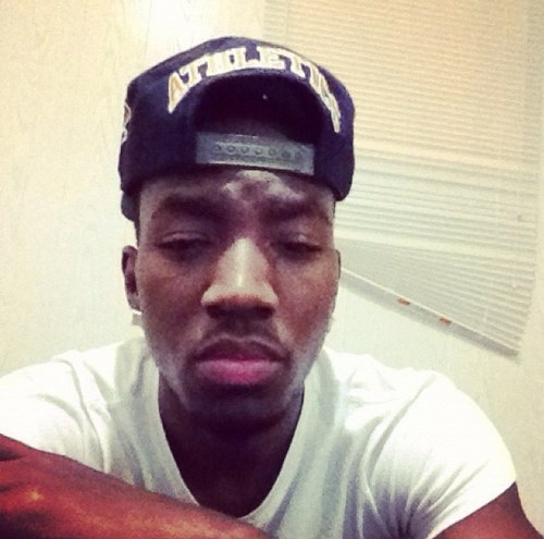 5'10 dark skin , waves on spin ... Captain of the dark skin squad ...