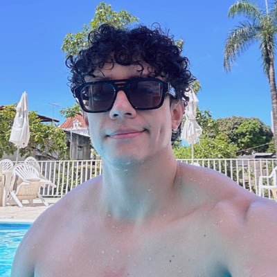 Jornalista • fã da Miley Cyrus • jogador de Nintendo • baiano