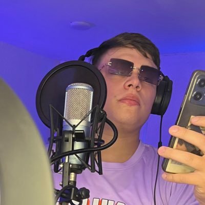 Vivo por el anís, las tetas y Dua Lipa. escucha mi más reciente tema aqui