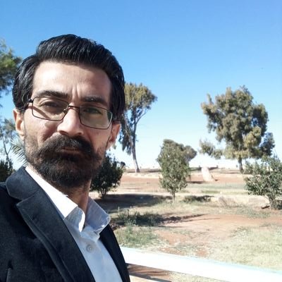 كاتب وناشط
