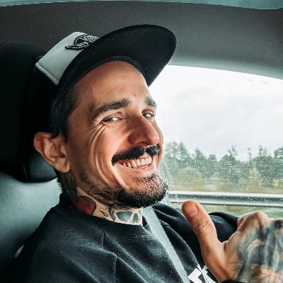 Senior frontend engineer looking for a new position, CrossFit trainer, geeking out on plant based nutrition, fixed gear riding, tattoos & coffee.