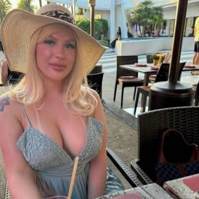 life is like riding a bicycle…you gotta keep moving to keep your balance, love movies and camping,single mom,hairstylist and looks pretty…lol