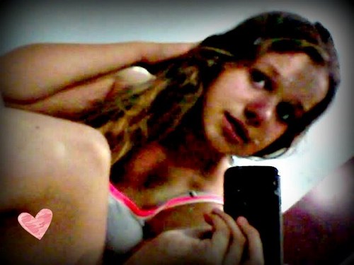 • 'Biografia {?} Fala sério! Como vou resumir minha vida aki no twitter? ;P Me segue looogo! .xX.Quem se descreve se limita!.Xx.