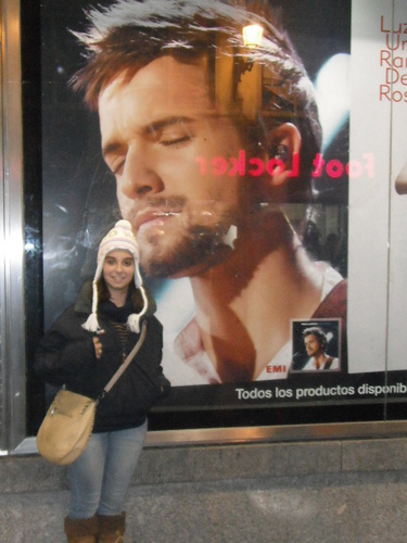 el dia 22 de noviembre fui la chica mas feliz a las 19:30 conoci a pablo alboran y buufff ... llore