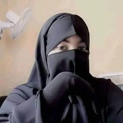 Muujinta jidhkani waa mamnuuc. Illahay qalbigaaga ha hagaajiyo. Illahay baa amray xijaabka. Ma waxaad caasisay Eebahaa oo aad ku raaxaysanaysaa? Waxaad maqashaa