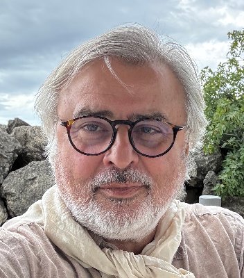 Journalist, Photograph, lange Jahre Fernsehkorrespondent in Nord- und Südamerika, der Türkei, dem Nahen Osten, Asien und Europa
