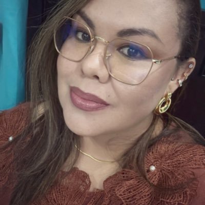 Alegre, espontanea, socialble, Amo a Dios sobre todas las cosas, todo lo hago en su santo nombre, me fascina la playa, el cine.
