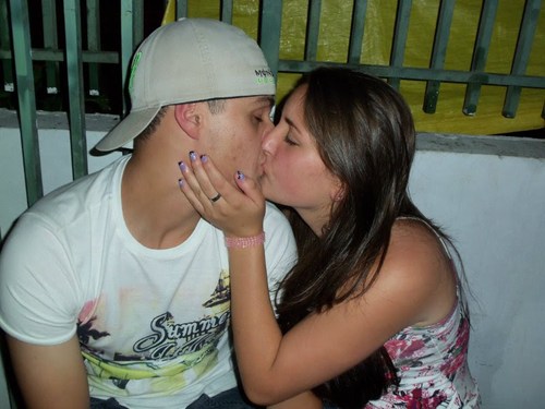 chata, ciumenta, boba, irritante, impaciente, idiota , feliz, carinhosa dms , e NAMORADA do Rafael.