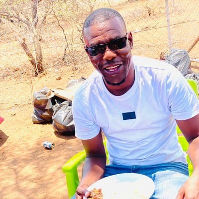 Football fanatic, follows arsenal and Centre chiefs. Loves all of you