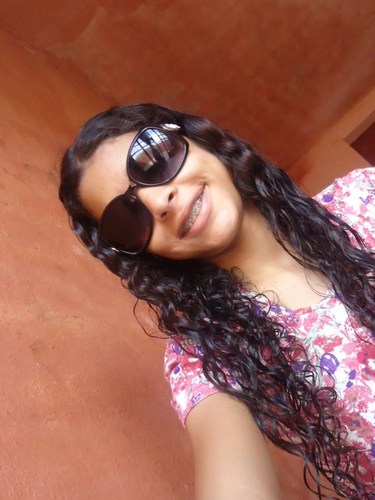 Eu erro. Eu amo. Eu choro. Eu brinco. Eu sorrio. Eu tenho defeitos. Eu tenho qualidades. Eu minto. Eu não sou perfeita(o), aceite..