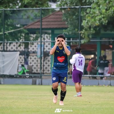 sports enthusiasts | milanisti | the gooners | part-time footballer | food reviewer
