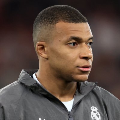 Réal Madrid mon club de ❤️ .. CR7 meilleur joueur de l’histoire du football.. Ce club est tjrs la pour soutenir ls musulmans..Donc on demeurera tjr avc ce club