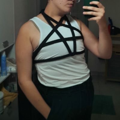Le shams que vous connaissez, avec moins de filtre
Toujours Queer, toujours fier, encore plus h*rny | They/Them