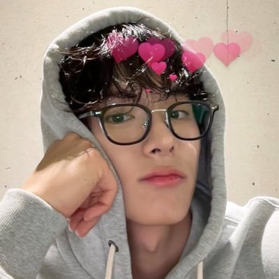 tfwsnwoo's profile picture. why do u have a frowny face on like ☹️