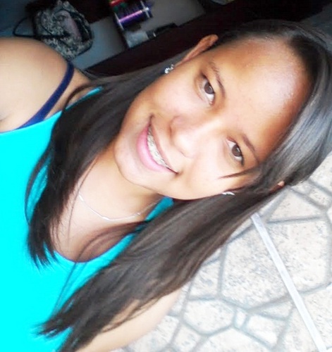 Tá, é verdade, admito. Eu xingo, eu grito, eu choro, eu brinco, eu  falo alto, eu sou chata,  eu não sou perfeita. Mas pelo menos sou eu mesma. (ý
