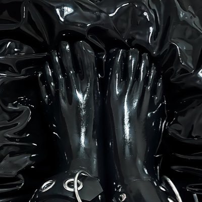 Here for the rubber and good times 🖤 Fet: Haven_Esque Insta: Haven_Esque_