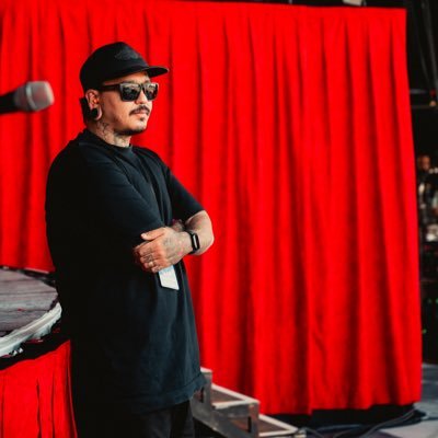 Straight Edge, Tatuador (@kenjixtattoo), vocalista do NeverLookBack, guitarrista do Galinha Preta. insta: kenjisxe