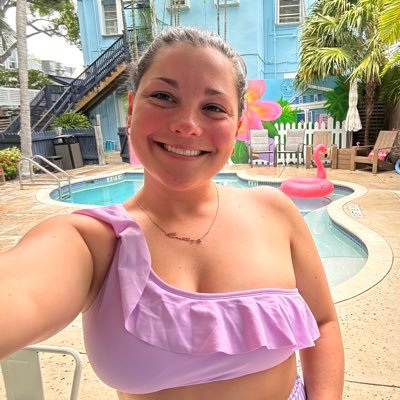 hollymooreeee's profile picture. ER nurse 🙋🏻‍♀️ ~We are all broken, that’s how the light gets in~ App State Dance Team Alum 💛