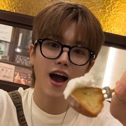 ringjulee's profile picture. samhanie and bamgeut besties