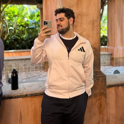 Ele é viado, ele é bichinha, e também ele é gay ....... Pra quem não sabe o que é gay, nem eu sei explicar, mas eu sei que é gay