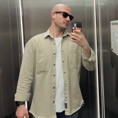 absolute_26's profile picture. Non piangere mai per qualcosa che non possa piangere per te