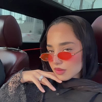 arwarrX's profile picture. هو في الواقع البحر فيه قواقع ، ودكتورة سنان لحد منشوف شغلانه غيرها .