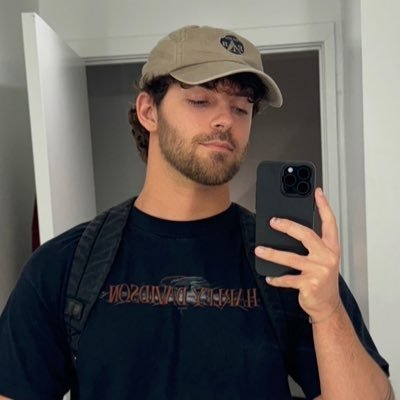 monicalewzynsky's profile picture. 