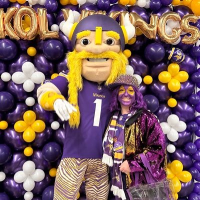 Island girl! Aloha! When I'm not in Minnesota, you will find me on some exotic beach, more than likely in Hawaii! Vikings & Wolves! Cancer Warrior!! 💖
