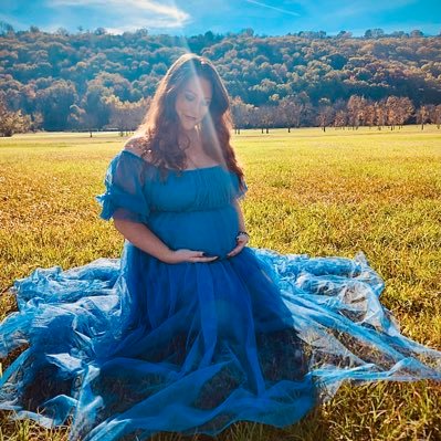 Devoted wife and mom 🩵 🐾 , author looking to connect with other creatives and lovers of literature. 💕