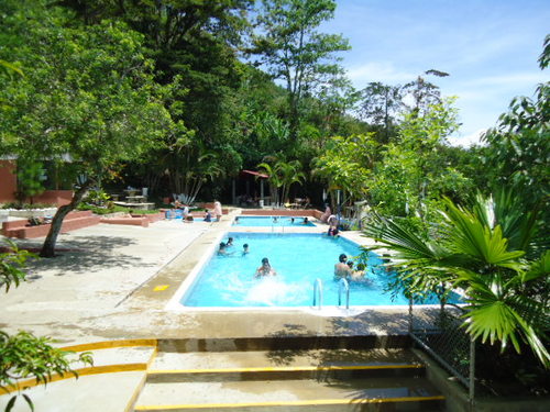 4 Piscinas con temperaturas entre 19 y 33 grados celsius, canchas de futbol, basquetbol, áreas de pic-nic, bar y restaurant, heladeria, amplio parqueo.