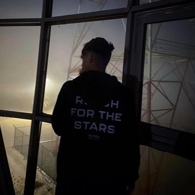 لا يهمني كل حاقد تكلم في ظهري فالذئب لا يلتفت لنباح الكلاب