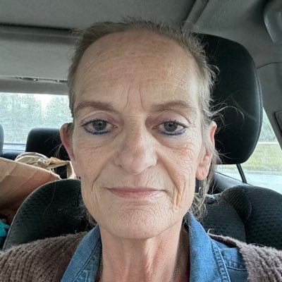 simmerinswt's profile picture. I'm earning with @Cheelee_Tweet DM me and find out how