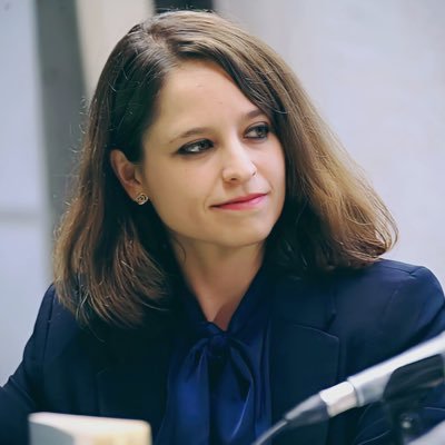 Académica de UNAM y luchadora social. Coordinadora de Vinculación Internacional de @BJAlcaldia #CDMX. Presidenta de El Faro & Navegantes Literarios. Vecina SJI.