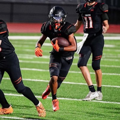 Dez_coop's profile picture. Track, Football 5’10 180lb | RB/CB/ | 4.6 40yd dash | 3.9 GPA | Norman, Ok📍| C/O 2028🎓 | Norman High School🐅 |@RecruitNormanFB |Dezmondcooper7@gmail.com 📧