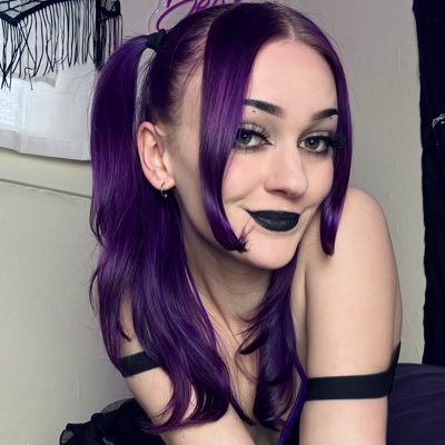 weird emo nerd who makes pōrn 🖤 I love anal, tentacles and Star Trek 🖤