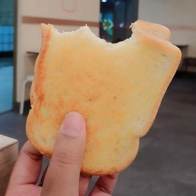 apriliakie's profile picture. Perempuan biasa yg punya cita-cita menjadi manusia biasa-biasa saja.