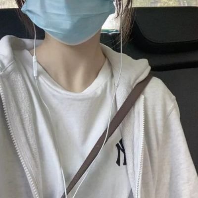 私は日本の大阪出身で、身長168cm、活発で明るい性格です。居酒屋に行って友達を作るのが好きです。