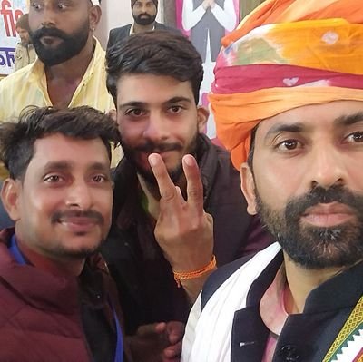 कामयाबी तक जाने वाले रास्ते सीधे नहीं होते,
कामयाबी मिलने के बाद सभी रास्ते सीधे हो जाते है !!