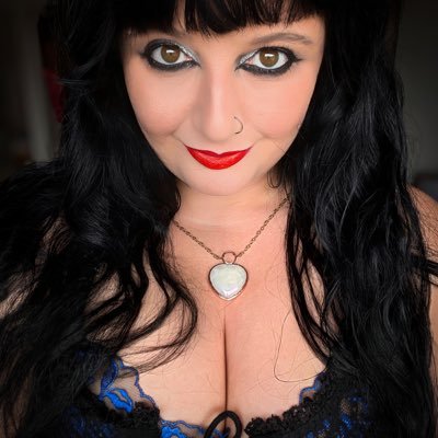 *The Magickal Hud Shop** She/her - Scorpio ☀️- Freelancer - Caffeine addict. GIRLBOSS 💪🏻 Writer. Business Consultant. Creative you cannot survive without. 🔥