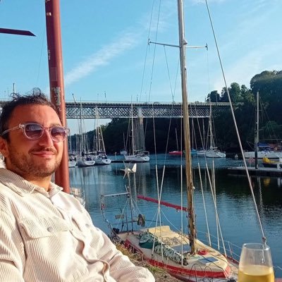 Amour, bière et Ricard.(Un peu) supporter de l'@OL. Apatheiste radical.